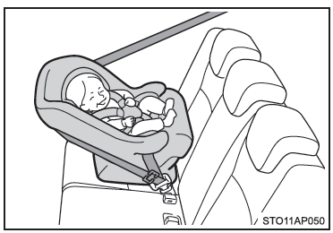 Toyota Yaris. Säuglingssitz