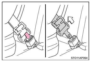 Toyota Yaris. Ausbauen eines mit dem Sicherheitsgurt befestigten Kinderrückhaltesystems